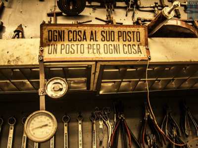 Il tutto � perfettamente sintetizzato da un cartello appeso agli scaffali che recita categoricamente: �Ogni cosa al suo posto, un posto per ogni cosa�